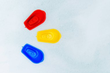 Köpük banyo plastik çok renkli oyuncak tekneler.