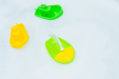Köpük banyo plastik çok renkli oyuncak tekneler.