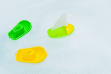 Köpük banyo plastik çok renkli oyuncak tekneler.