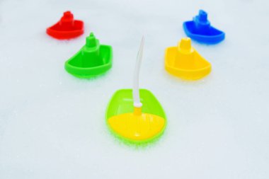 Köpük banyo plastik çok renkli oyuncak tekneler.