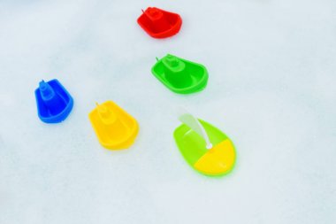Köpük banyo plastik çok renkli oyuncak tekneler.