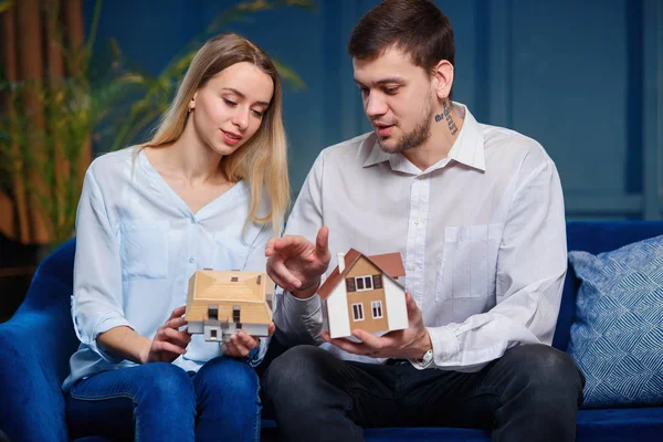 Feliz joven pareja eligiendo el modelo de 3d maket de la casa . — Foto de Stock