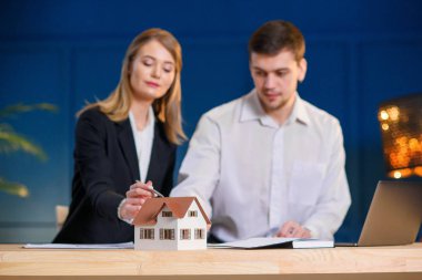 Ofiste iş günü boyunca iki genç mimar.