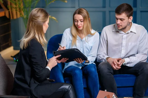 Copule de clientes jóvenes firmando contrato para la compra de casa nueva, piso . — Foto de Stock