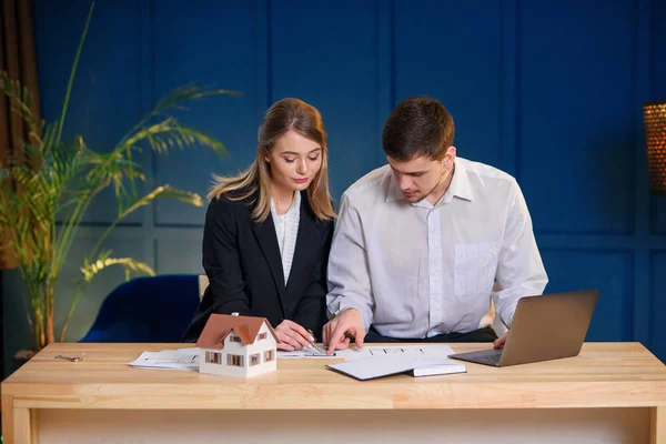 Two male and female architects discussing design of new house, flat. — Stock Photo, Image