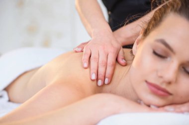 Spa salonunda genç kadın masör yapma masaj.