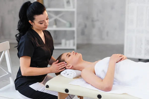 Mulher branca bonito durante o tratamento de spa no salão de spa . — Fotografia de Stock