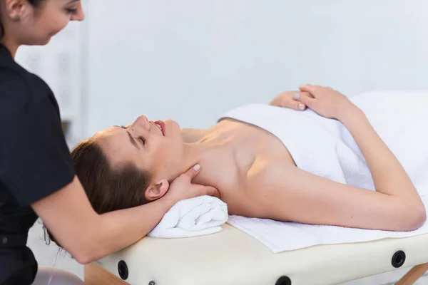 Bonita jovem mulher desfrutando de tratamento de spa no salão . — Fotografia de Stock