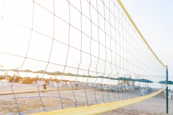 澄みと日当たりの良い空のビーチでバレーボールネット — ストック写真