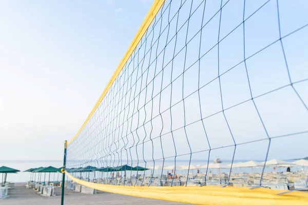 Una red de voleibol en la playa con un cielo claro y soleado — Foto de Stock