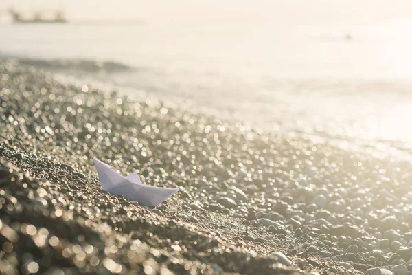 일출의 바닷가에 있는 종이 보트. — 스톡 사진