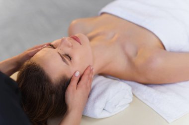 Genç masör genç kadın müşteri için masaj yapma.