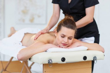 Spa salonunda genç kadın masör yapma masaj.
