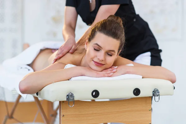 Masseur féminin faisant massage dans le salon de spa . — Photo