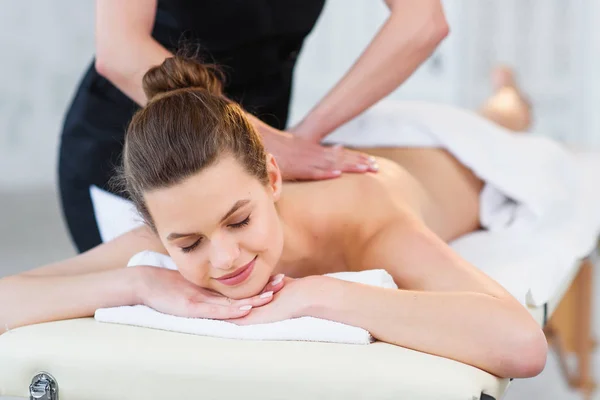 Mulher branca bonita durante a massagem no salão de spa . — Fotografia de Stock