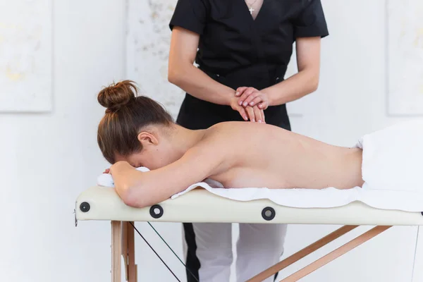 Caucasian sport woman during treatment massage in the clinic. — Stock Photo, Image