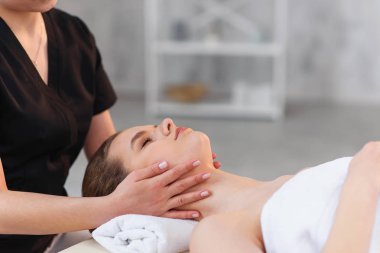 Genç beyaz kadın modern beyaz salonda Spa tedavi alma.