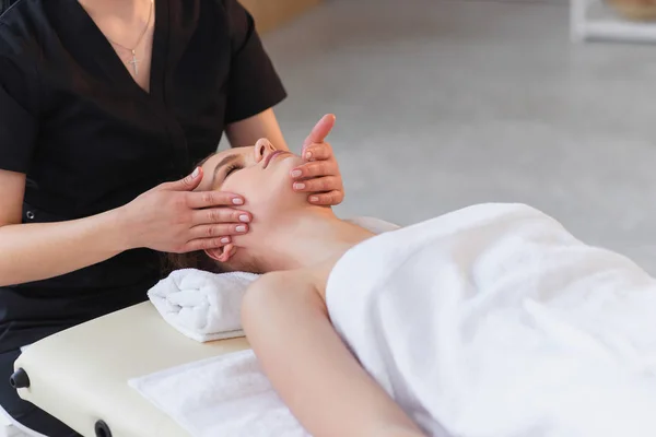 Jovem mulher caucasiana recebendo tratamento de spa no moderno salão branco . — Fotografia de Stock