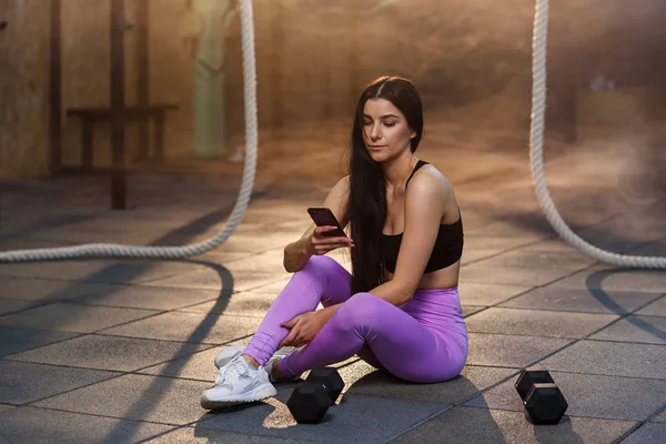 Mujer guapo cansado descansando después de largo, duro entrenamiento en el gimnasio . — Foto de Stock