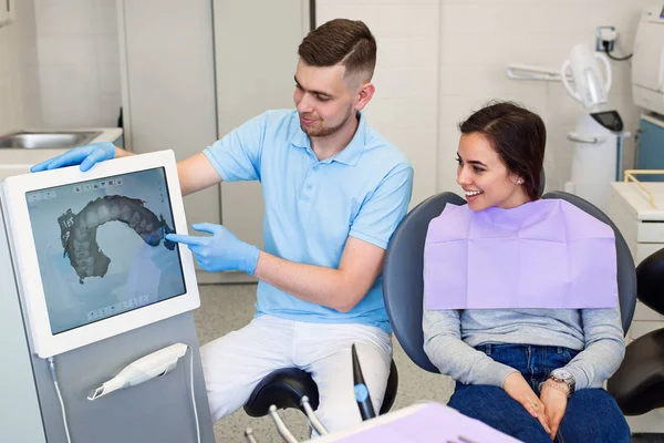 De tandarts scant de tanden van de patiënten met een 3D-scanner. — Stockfoto