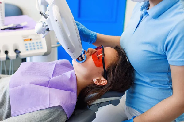 Dentes branqueamento procedimento para muito feliz paciente do sexo feminino em uma clínica odontológica — Fotografia de Stock