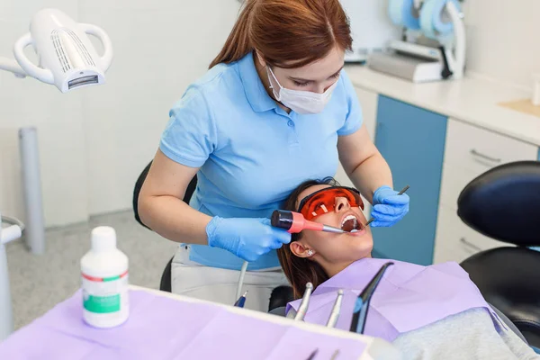 Dentista trabalhando com paciente na clínica moderna. Equipamento moderno em medicina. Dentes conceito de cuidado . — Fotografia de Stock