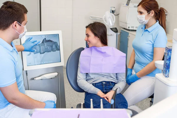 歯科医は、3 d スキャナーで患者の歯をスキャンします。. — ストック写真