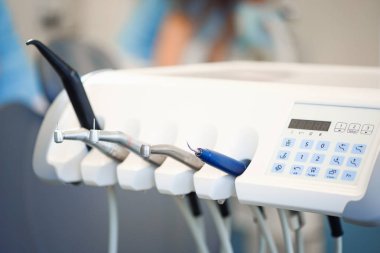 Diş hekimleri ofisinde profesyonel aletler seti