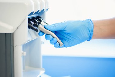 Asistanlar el kauçuk eldiven diş hekimleri ofisinde diş ekipmanları yapılandırır. Seçici odak. Diş hekimliği ve diş bakım konsepti.