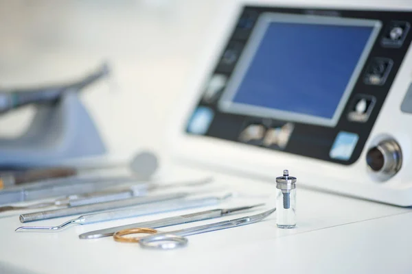 Conjunto de instrumentos profesionales en consultorio de dentistas — Foto de Stock