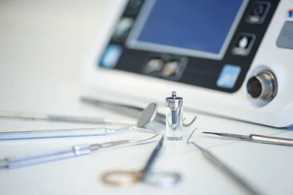 Conjunto de instrumentos profesionales en consultorio de dentistas — Foto de Stock