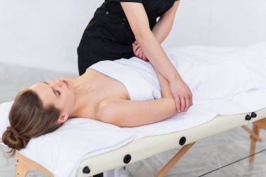 Spa salonunda genç kadın masör yapma masaj.