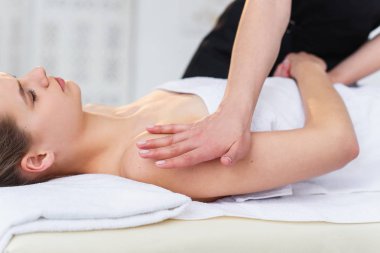 Spa salonunda genç kadın masör yapma masaj.