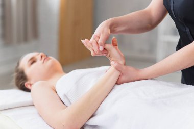 El masaj. Belirli noktalar kadın Palm'da basarak fizyoterapist. Profesyonel sağlık ve wellness acupressure manipülasyonlar, kopya alanı, portre
