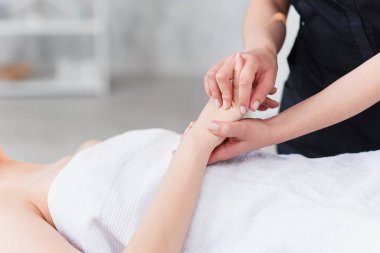 El masaj. Belirli noktalar kadın Palm'da basarak fizyoterapist. Profesyonel sağlık ve wellness acupressure manipülasyonlar, kopya alanı, portre