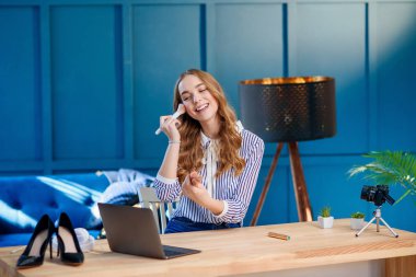 Çekici moda blogger kayıt öğretici video nasıl eğilim makyaj yapma.