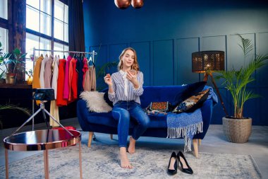 Aboneler için Kadın güzellik blogger kayıt öğretici video.