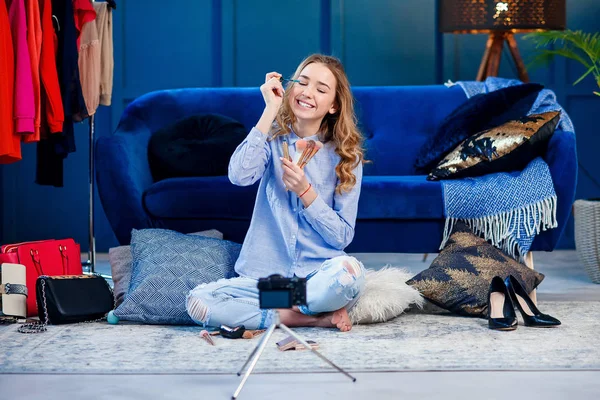 Neşeli kafkas kadın kayıt öğretici video nasıl maskara tarafından kirpik çizim.