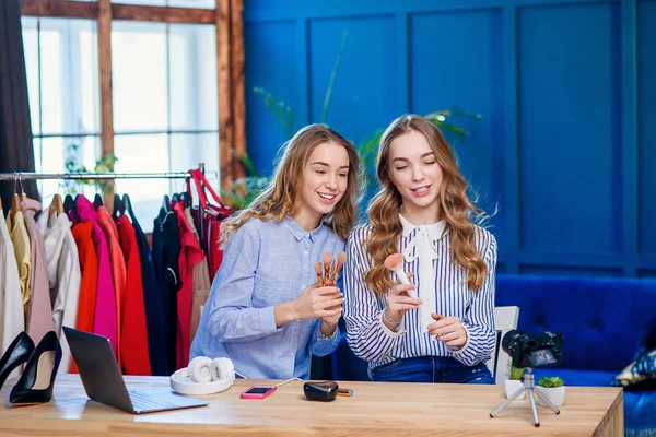 Nasıl makyaj için fırça seçmek için blog için Yakışıklı güzellik blogger kayıt video.