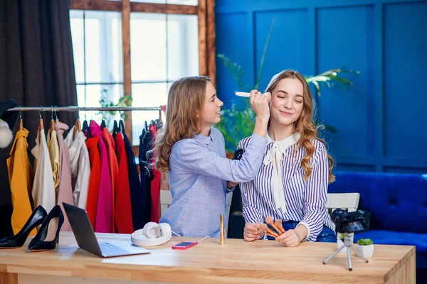 Güzellik günlüğü için iki yakışıklı kadın blogger kayıt öğretici video makyaj. — Stok fotoğraf