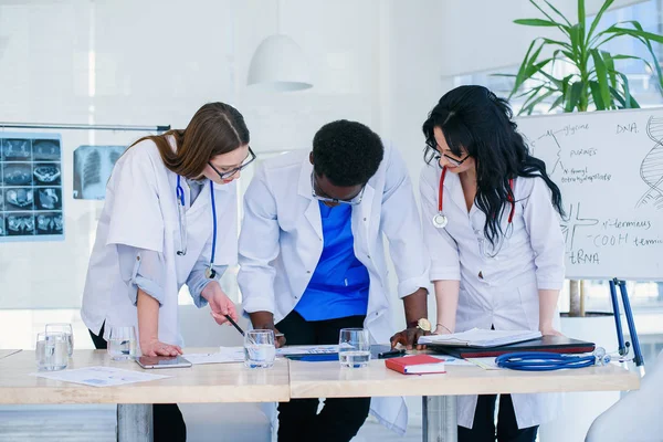 Professional team of multiracial medical doctors having a conference. Multi ethnic group of medical students. Healthcare and medicine concept. — Stock Photo, Image