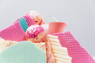 Beyaz ahşap arka planda siyah tepsi üzerinde kalan şık renkli kek Dekoratif unsurları. Doğum günü partisi kutlama hediyesi.