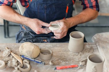 Şapka için dekorasyon yapan talanted kafkas adam.