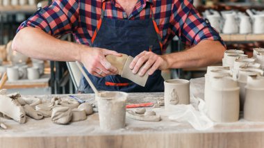 Beyaz erkek elleri kilden dekorasyon yapma.