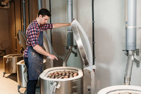 Uomo caucasico apertura forno per cottura pentole in ceramica . — Foto Stock