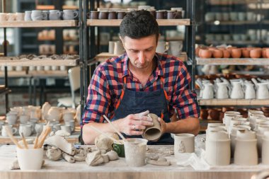 Talanted kafkas adam fincan için dekorasyon yapma.