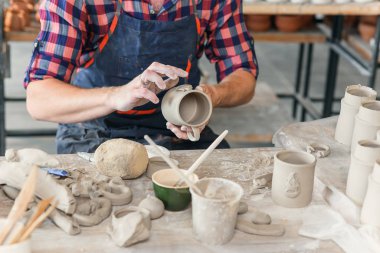 Erkek çömlekçi eller seramik kap yapımında seramik.