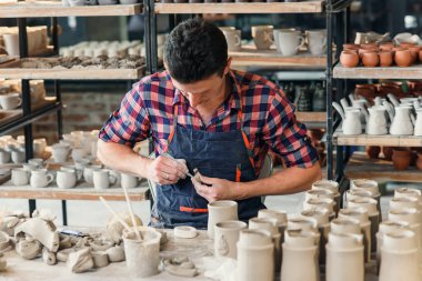 Talanted kafkas adam fincan için dekorasyon yapma.