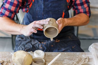 Erkek çömlekçi eller seramik kap yapımında seramik.