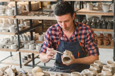 Talanted kafkas adam fincan için dekorasyon yapma.